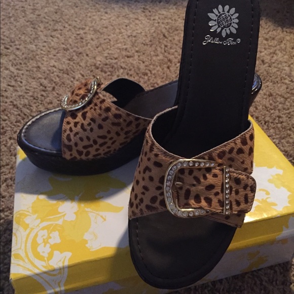 yellow box leopard wedge